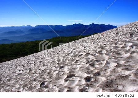 大雪山赤岳登山道から見る夏の雪渓と東大雪の山並み 大雪山赤岳登山道から見る夏の雪渓と東大雪の山並み 49538552