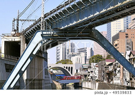 日本の東京都市景観 昌平橋から御茶ノ水駅方向・聖橋付近を望む(手前は丸ノ内線新型車両2000系) 日本の東京都市景観 昌平橋から御茶ノ水駅方向・聖橋付近を望む(手前は丸ノ内線新型車両2000系) 49539833