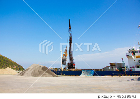 港で砂をおろすガット船 パワーショベル 土木作業 港で砂をおろすガット船 パワーショベル 土木作業 49539943