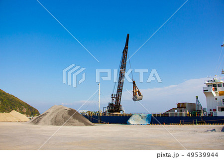 港で砂をおろすガット船 パワーショベル 土木作業 港で砂をおろすガット船 パワーショベル 土木作業 49539944
