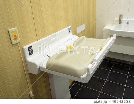 多機能トイレ（多目的トイレ）のおむつ交換台 49542258