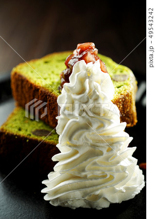 宇治抹茶パウンドケーキ 生クリームと小豆添えの写真素材