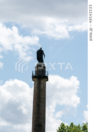 さわやかな日差しの下の歴史的塔と銅像　ロンドンの街中 49543535