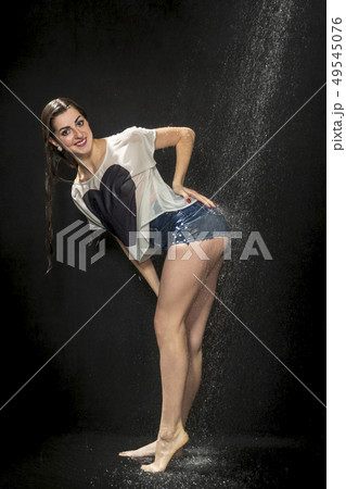 woman put her ass under water 49545076