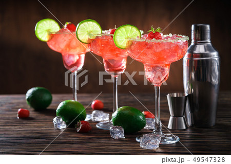 Margarita  and ripe limes 49547328