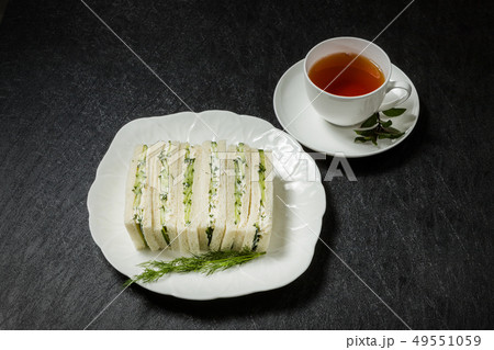 サンドイッチ　Ham and cucumber sandwich 49551059