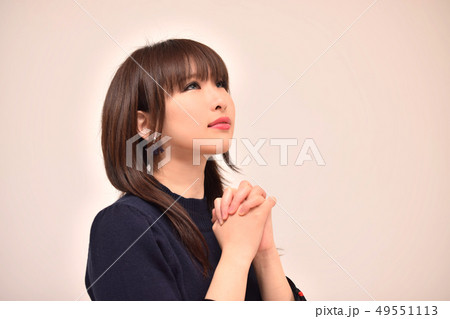 天に向って祈る女性 49551113