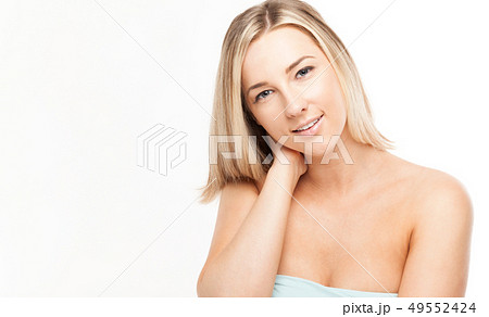 ビューティーショット 金髪 外国人女性 笑顔 きれい かわいい 上半身 スキンケア 健康 の写真素材