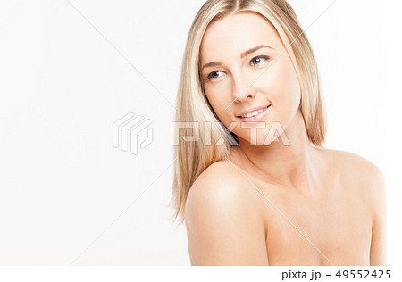 ビューティーショット 金髪 外国人女性 笑顔 きれい かわいい 上半身 スキンケア 健康 の写真素材