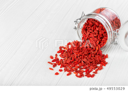 goji berries in glass jar 49553029