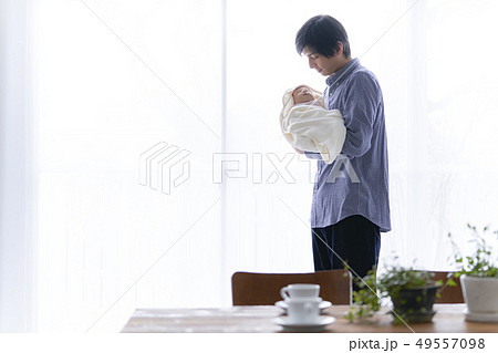 赤ちゃんを抱っこするお父さん 49557098