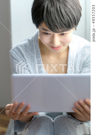 女性　ライフスタイル　パソコン 49557203