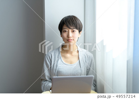 女性　ライフスタイル　パソコン 49557214
