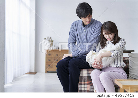赤ちゃんを抱く夫婦 49557418