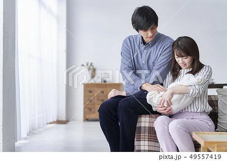 赤ちゃんを抱く夫婦 赤ちゃんを抱く夫婦 49557419