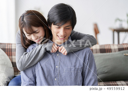 仲の良い新婚カップル 仲の良い新婚カップル 49559912