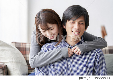 仲の良い新婚カップル 49559913