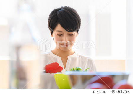 キッチン　女性　料理　サラダ 49561258