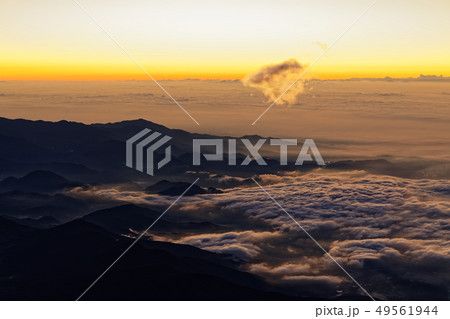 富士山頂から見る夜明けの丹沢の山並みと雲海 49561944
