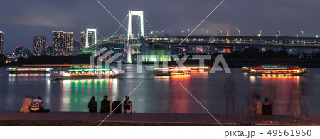 お台場海浜公園 レインボーブリッジ 夜景 デート イメージ 東京 日本 お台場海浜公園 レインボーブリッジ 夜景 デート イメージ 東京 日本 49561960