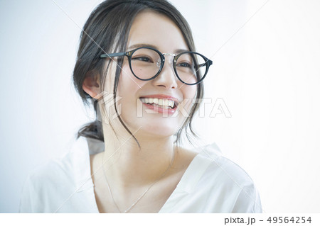 眼鏡の女性 49564254