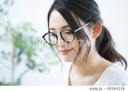 眼鏡の女性 眼鏡の女性 49564256