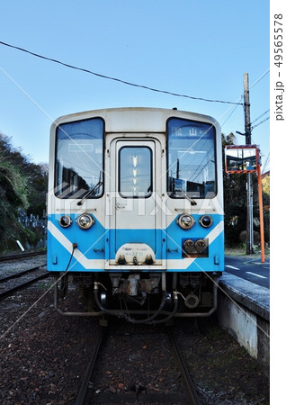伊予長浜駅に停車中の予讃線普通列車（キハ32形） 49565578
