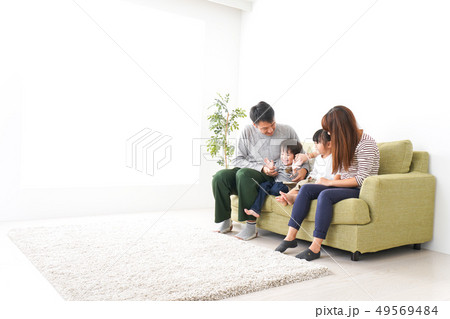 家で遊ぶ家族 家で遊ぶ家族 49569484