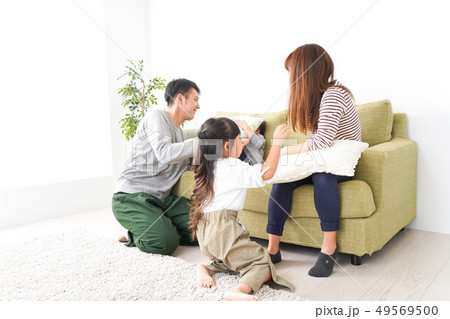 家で遊ぶ家族 家で遊ぶ家族 49569500