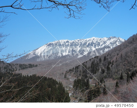 鍵掛峠から見る春の大山の眺望　大山南壁　大山 49570450