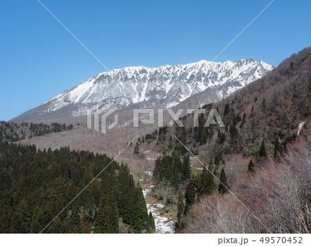 鍵掛峠から見る春の大山の眺望　大山南壁　大山 49570452