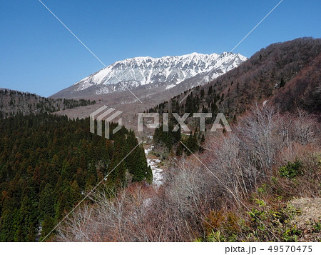 鍵掛峠から見る春の大山の眺望 大山南壁 大山 鍵掛峠から見る春の大山の眺望 大山南壁 大山 49570475