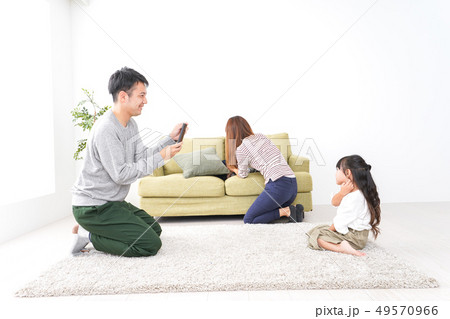 子どもたちの写真を撮るお父さん 49570966