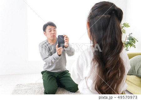 子どもたちの写真を撮るお父さん 49570973