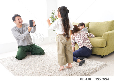 子どもたちの写真を撮るお父さん 子どもたちの写真を撮るお父さん 49570981