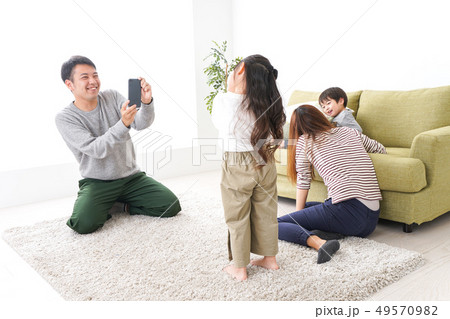 子どもたちの写真を撮るお父さん 49570982