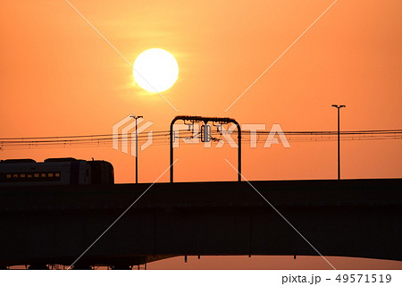 【夕日】　常滑市　電車　線路　中部国際空港　夕暮れ 49571519