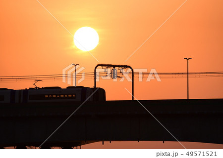 【夕日】 常滑市 電車 線路 中部国際空港 夕暮れ 【夕日】 常滑市 電車 線路 中部国際空港 夕暮れ 49571521