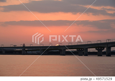 【夕日】　常滑市　電車　線路　中部国際空港　夕暮れ 49571529