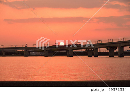 【夕日】 常滑市 電車 線路 中部国際空港 夕暮れ 【夕日】 常滑市 電車 線路 中部国際空港 夕暮れ 49571534