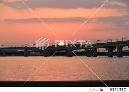 【夕日】 常滑市 電車 線路 中部国際空港 夕暮れ 【夕日】 常滑市 電車 線路 中部国際空港 夕暮れ 49571537