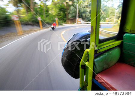 ジプニーの車窓から 49572984