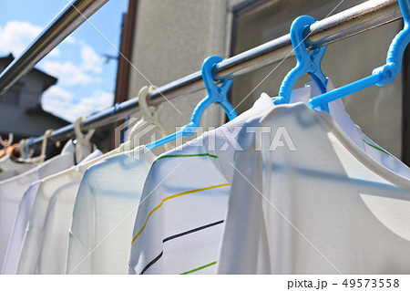 白いシャツの洗濯物 白いシャツの洗濯物 49573558