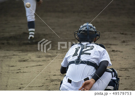 球を待ち受けるブルペン捕手 49579753