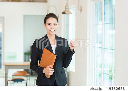 働く女性　ブラックスーツ 49580628