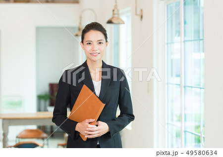 働く女性　ブラックスーツ 49580634