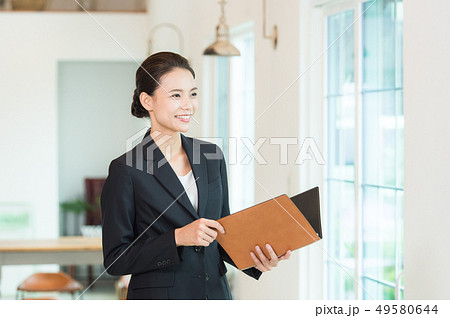 働く女性 ブラックスーツの写真素材