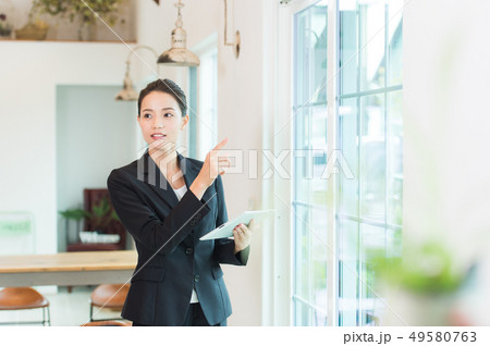 働く女性　ブラックスーツ 49580763