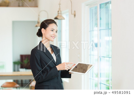 働く女性　ブラックスーツ 49581091