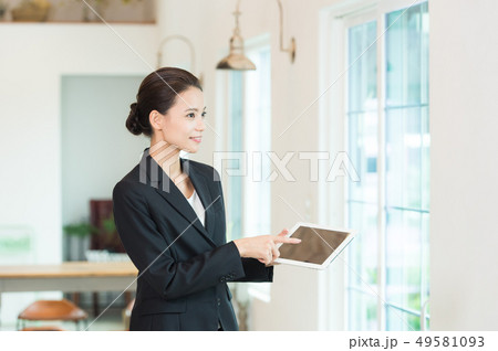 働く女性　ブラックスーツ 49581093